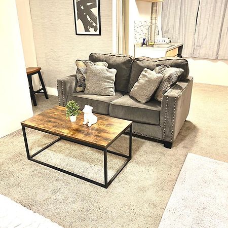 Two Bedroom Villa Studio With Fireplace & Living Room 底特律 外观 照片