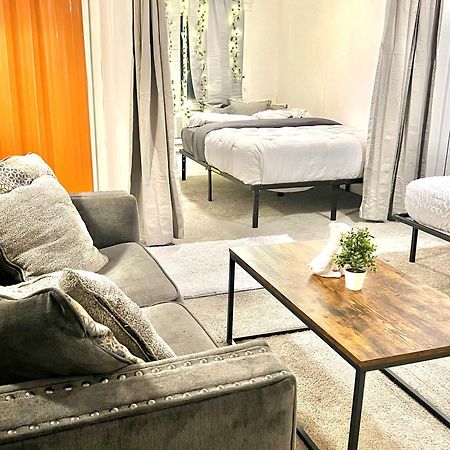 Two Bedroom Villa Studio With Fireplace & Living Room 底特律 外观 照片