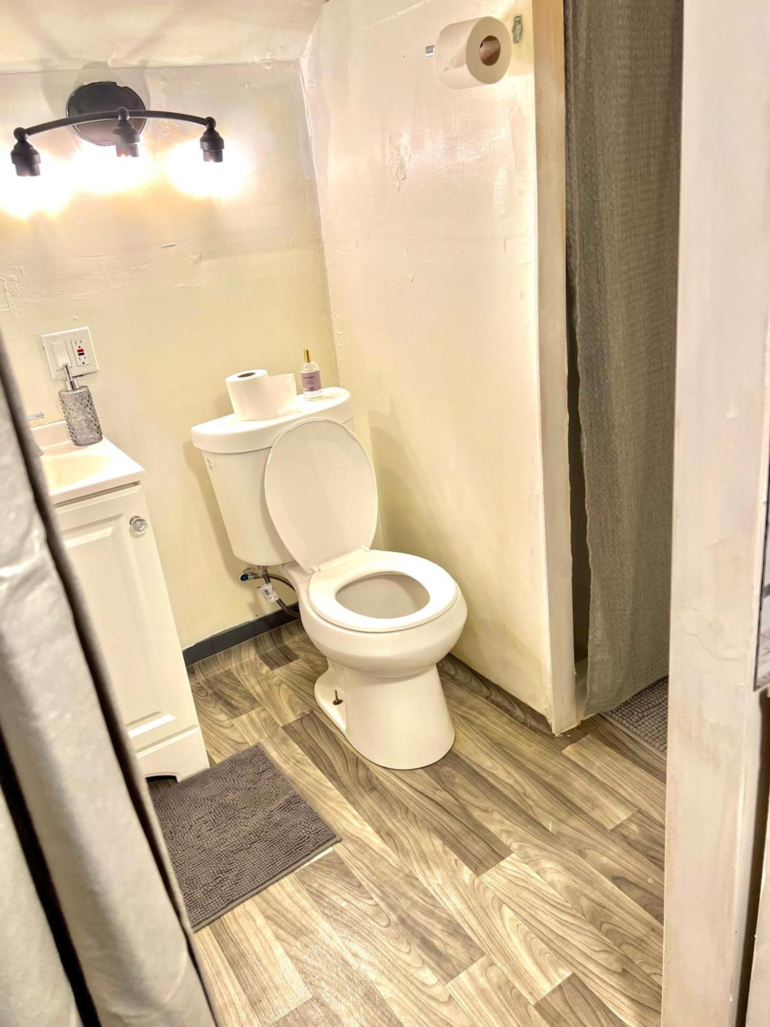 Two Bedroom Villa Studio With Fireplace & Living Room 底特律 外观 照片