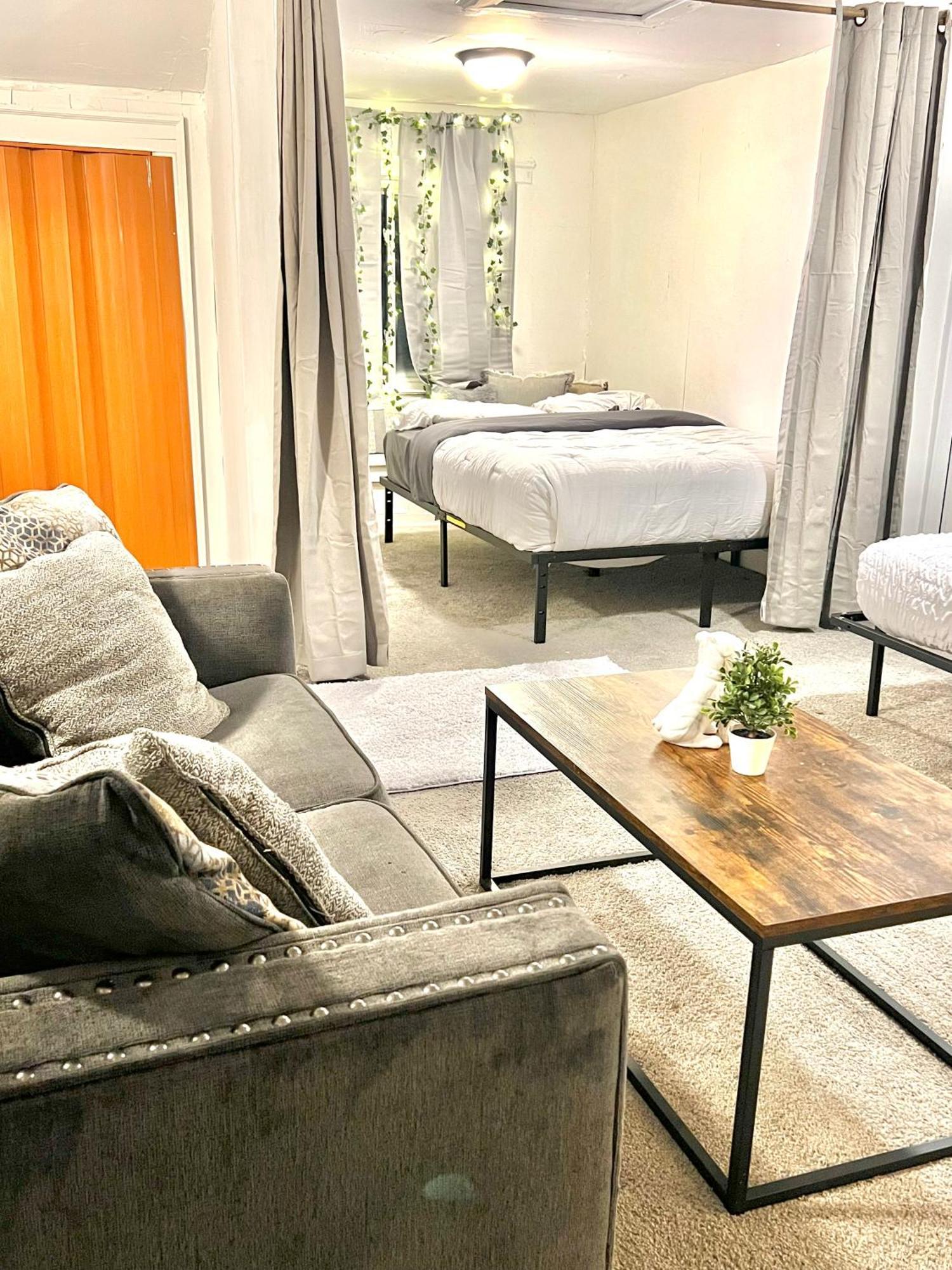 Two Bedroom Villa Studio With Fireplace & Living Room 底特律 外观 照片