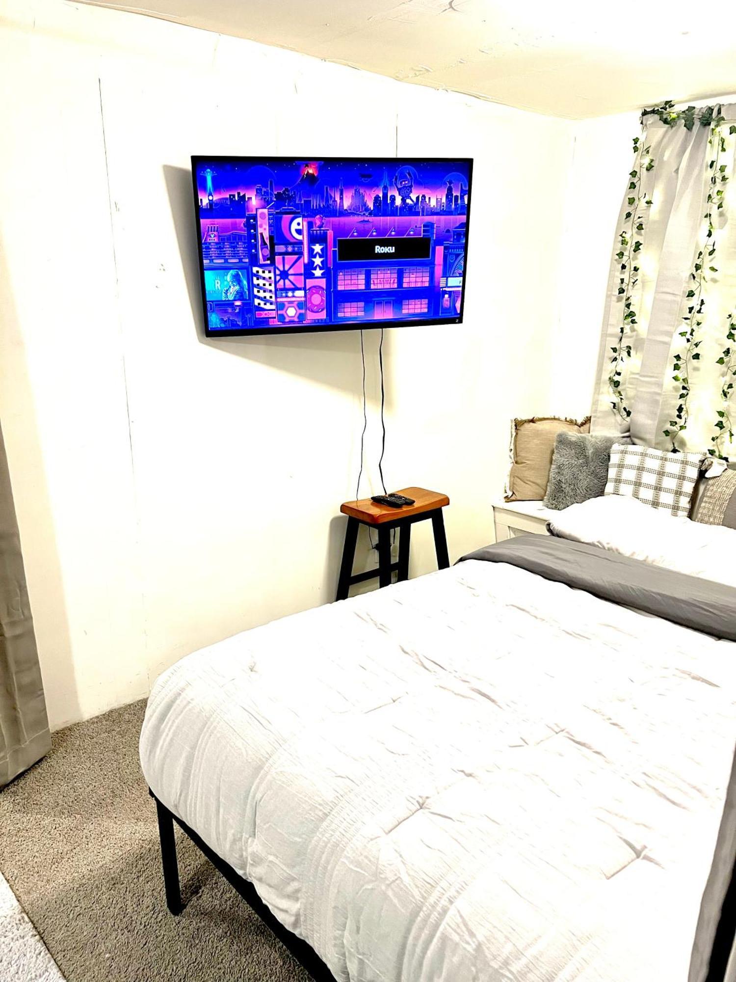 Two Bedroom Villa Studio With Fireplace & Living Room 底特律 外观 照片
