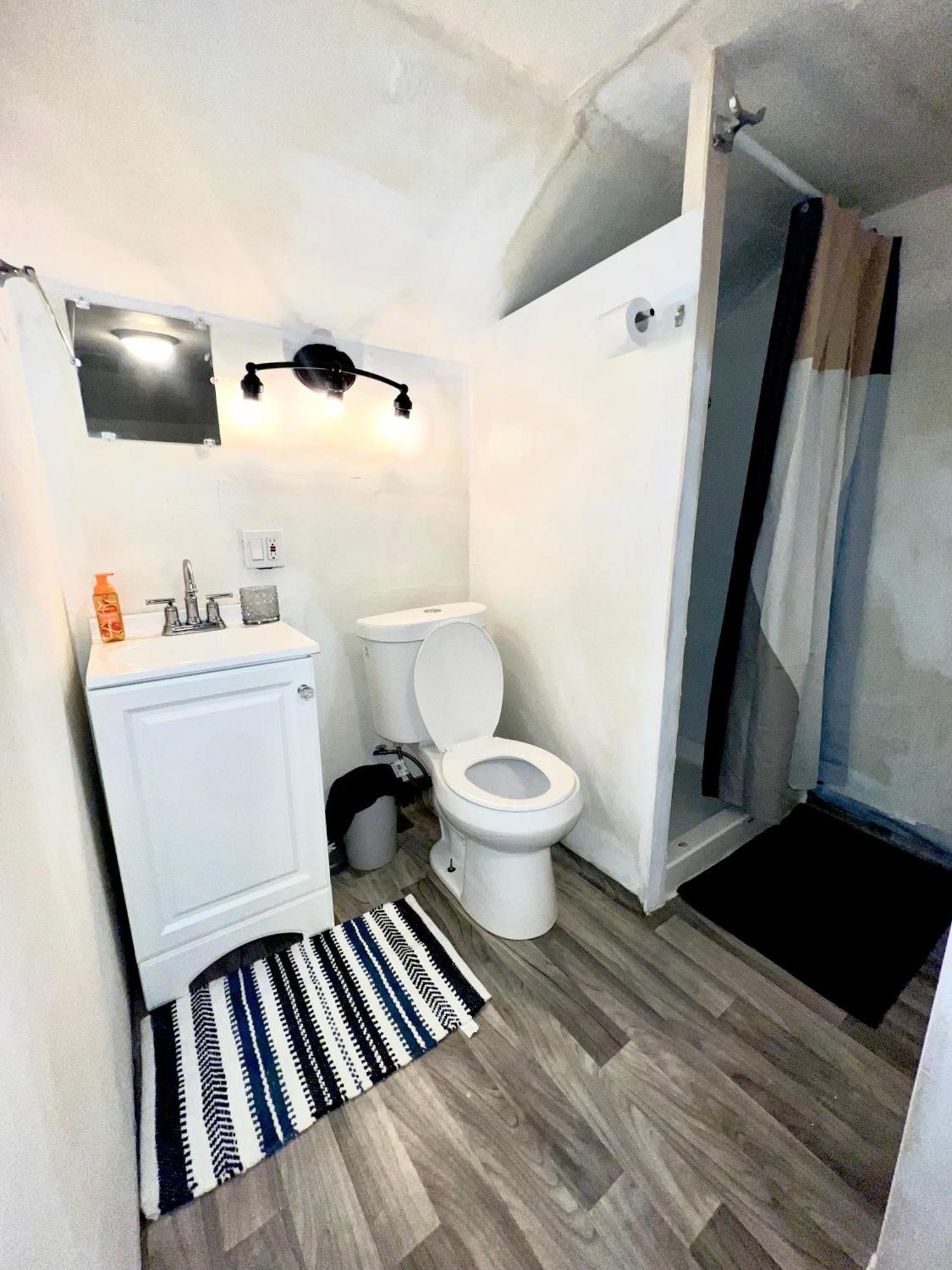 Two Bedroom Villa Studio With Fireplace & Living Room 底特律 外观 照片